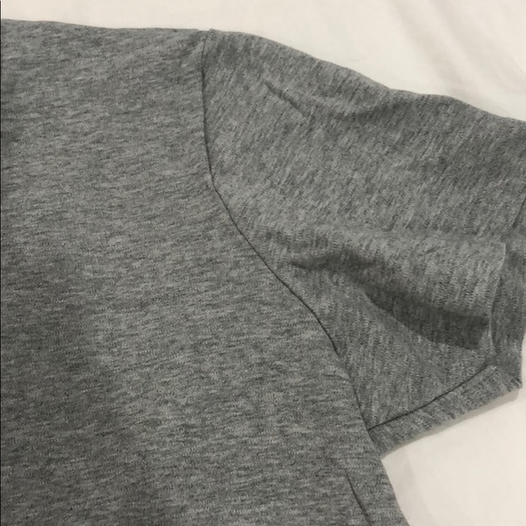 Uniqlo Plain Gray Large Short Sleeve Tee. - Picture 3 of 4